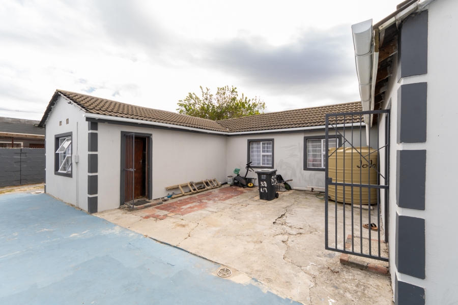 8 Bedroom Property for Sale in Parow Valley Western Cape